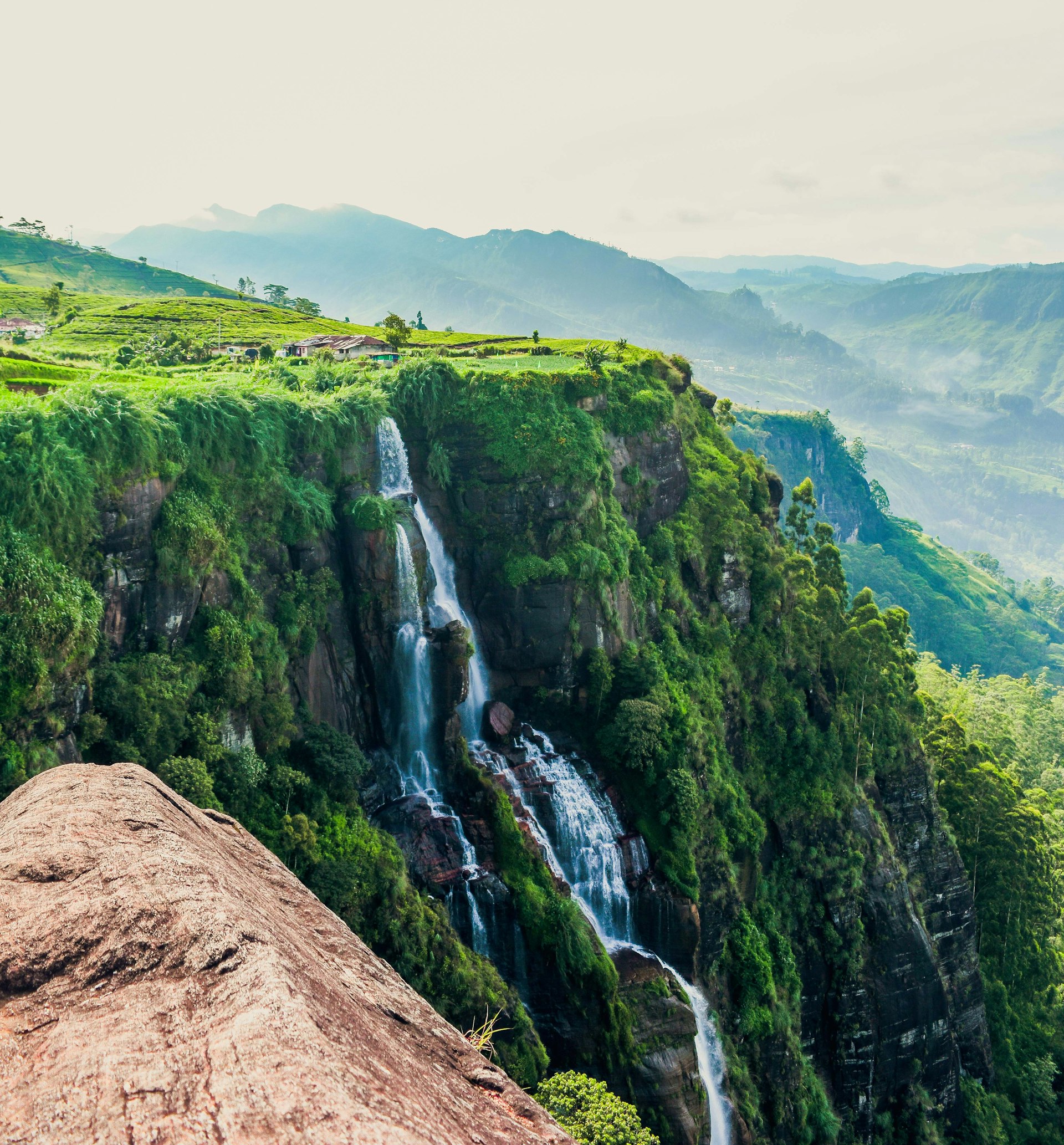Dunhinda Falls cover photo